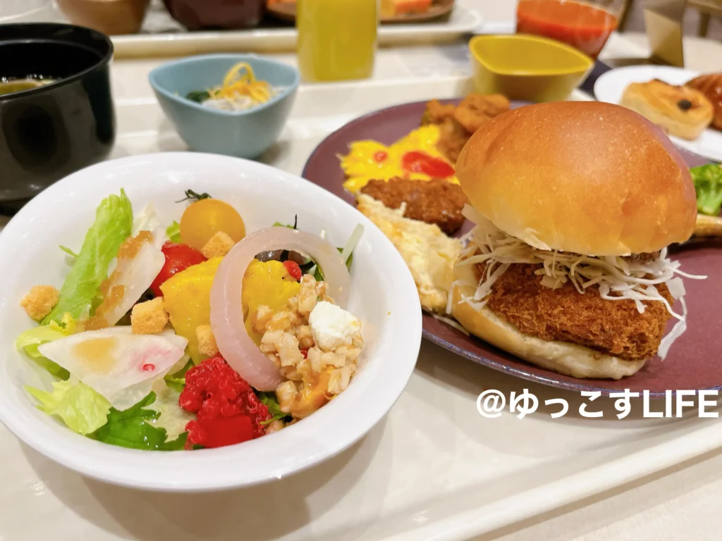 朝食ビュッフェのサラダと味噌カツバーガー