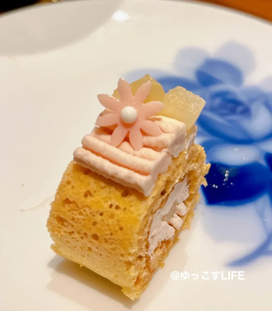 桃のロールケーキ