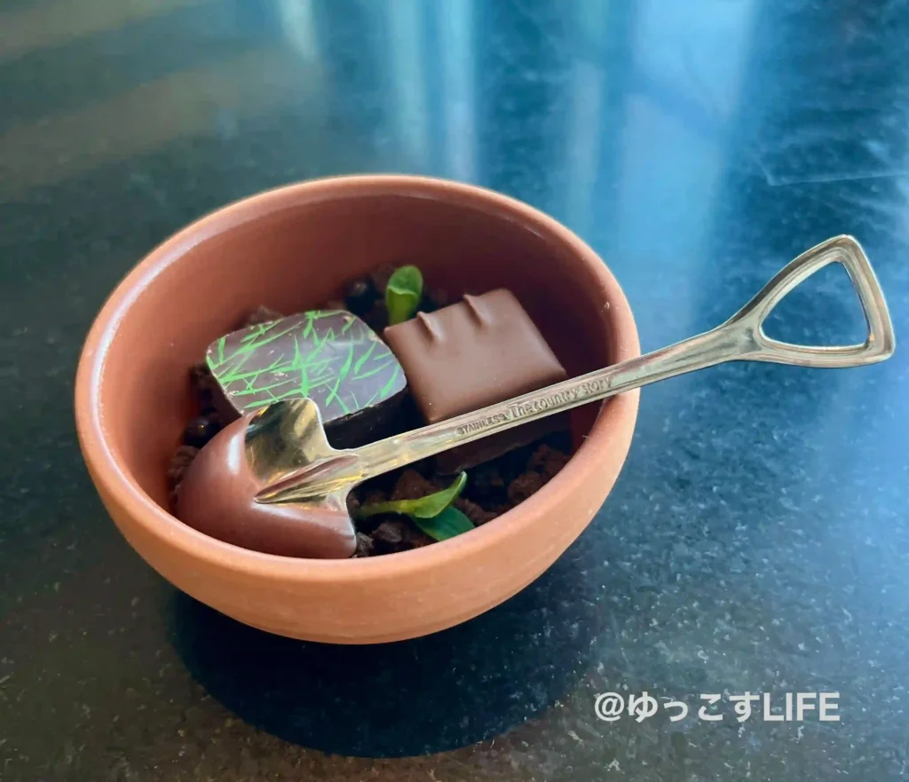 アフタヌーンティーの最後に提供された「パティシエからのおくりもの」