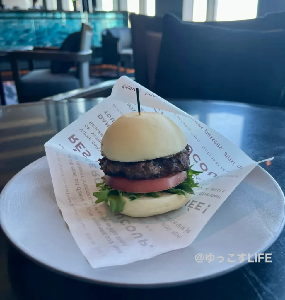 品川プリンスホテルのアフタヌーンティーのスノーチーズバーガー