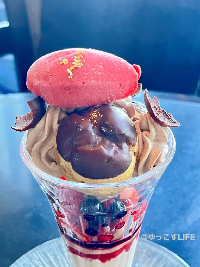 ベリーとショコラのサントノーレパフェの拡大写真