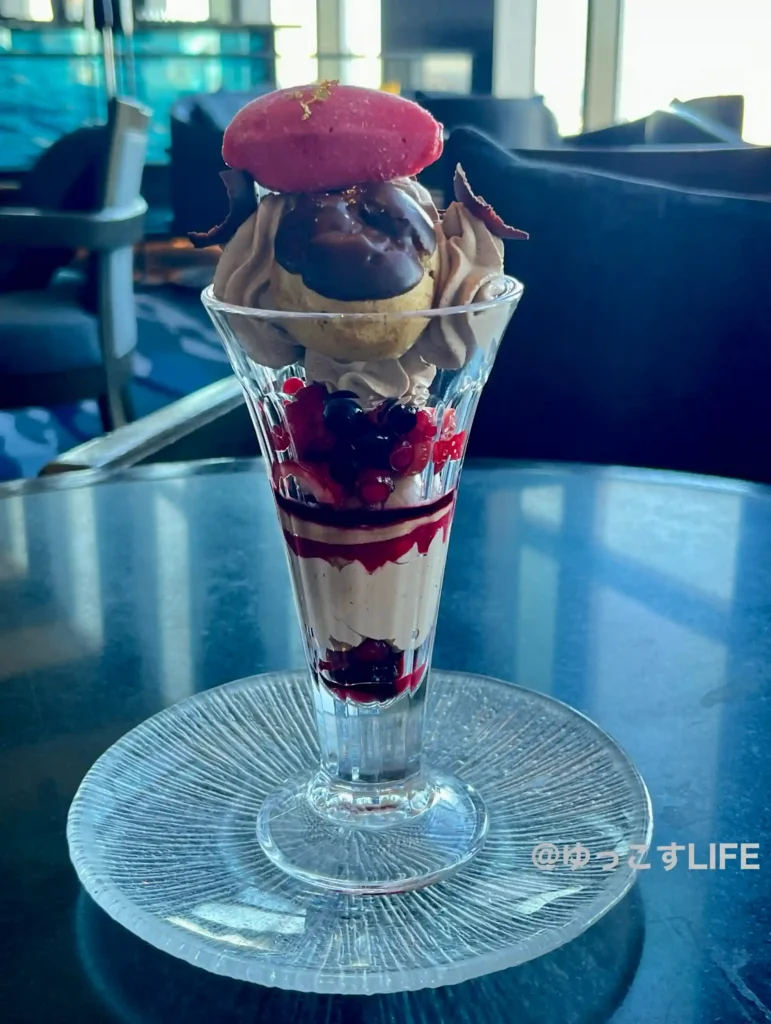 品川プリンスホテルのベリーとショコラのサンノトーレパフェ
