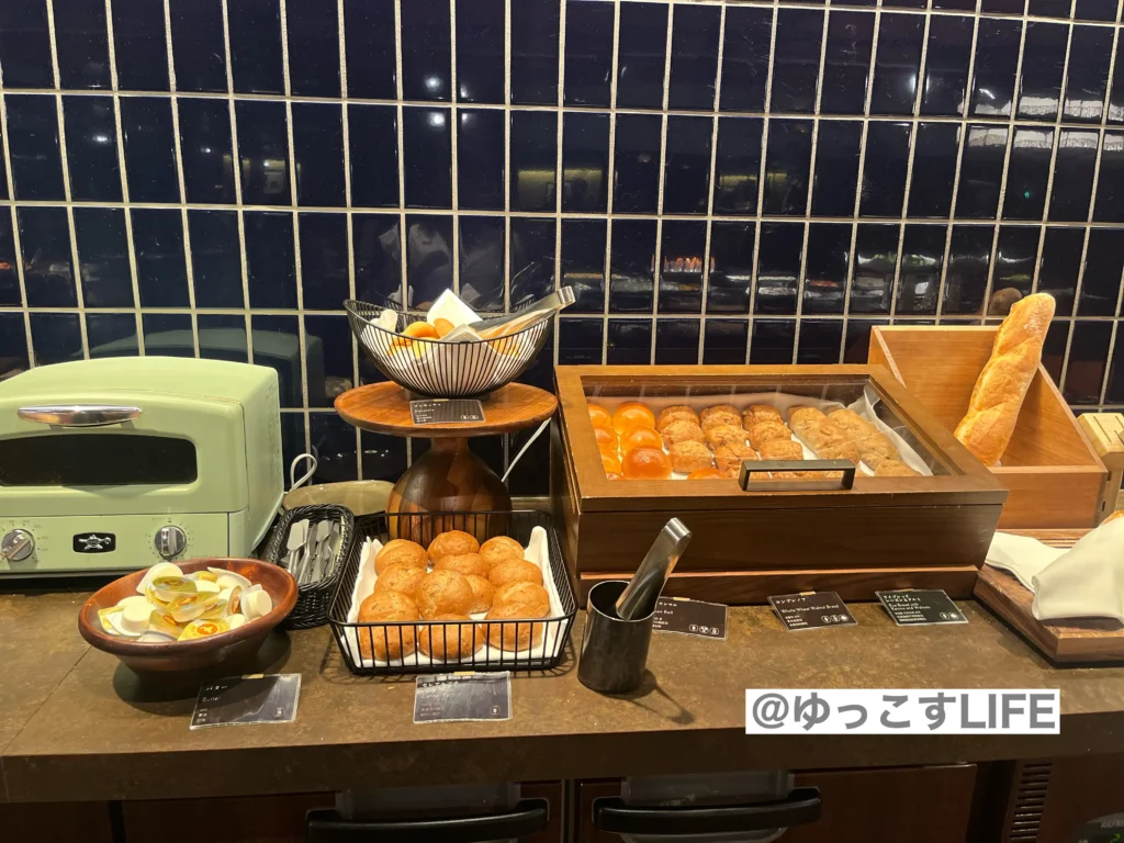 ビュッフェのパンコーナー